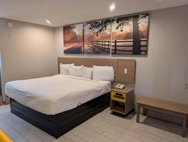 Days Inn by Wyndham Arcadia image 11